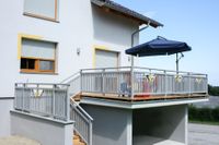 villach-13-b-gelb-graues-alu-terrassengelaender-und-stiegengelaender-aussen-aufsatzmontage-mit-aludekor