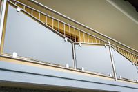 leipzig-26-c-nirosta-balkon-mit-edelstahlstab-dekor-und-mattglas-aufgesetzt-mit-alublende