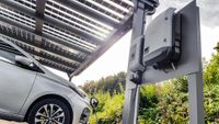 photovoltaik-carport-01-g-mit-elektro-auto-ladestation-mit-photovoltaikstrom-und-e-auto-beim-laden