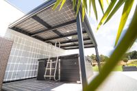 photovoltaikdach-01-b-auf-terrasse-aus-aluminium-mit-pv-eindeckung-ueber-edelstahlwhirlpool-bei-terrasse