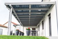 photovoltaikdach-03-c-unteransicht-alu-terrassen-dach-mit-photovoltaik-modulen-als-sonnenschutz-und-zur-stromerzeugung