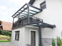 terrassendach-alu-64-balkonueberdachung-aus-aluminium-mit-integriertem-gelaender-querlattung-anthrazit