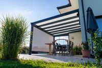 terrassendach-alu-97-b-anthrazit-aluminium-terrassendach-mit-mattglas-eindeckung-und-weisser-sonnenschutzmarkise-senkrecht